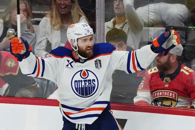 Leon Draisaitl sa teší z víťazného gólu v predĺžení finále NHL v roku 2025.