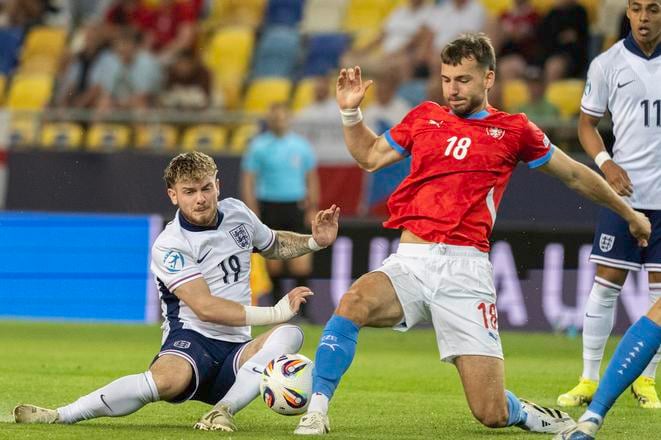 Harvey Elliott (vľavo) v súboji s českým futbalistom Filipom Prebslom.