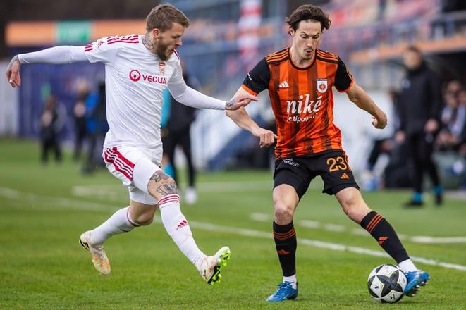 Matej Madleňák ešte v drese Ružomberku (vpravo).