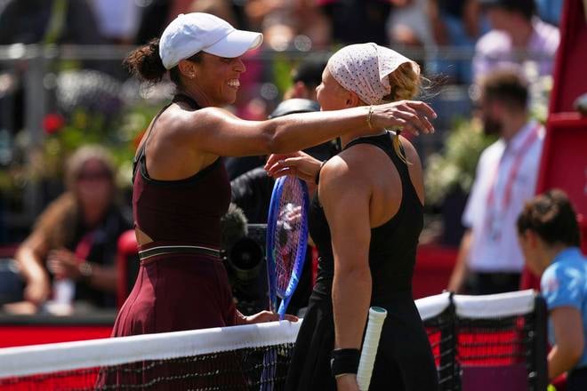 Ruská tenistka Diana Šnajderová (vpravo) a Američanka Madison Keysová sa objímajú po štvrťfinále dvojhry žien na turnaji WTA v Londýne.