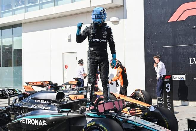 Britský jazdec F1 George Russell z tímu Mercedes sa raduje z víťazstva v kvalifikácii na nedeľňajšiu Veľkú cenu Kanady.