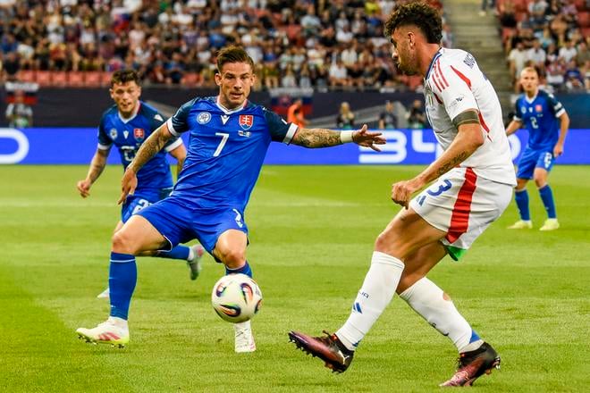 Tomáš Suslov a Matteo Ruggeri.