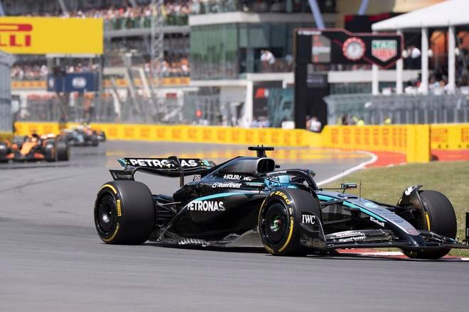 Víťazný britský jazdec F1 George Russell z tímu Mercedes počas Veľkej ceny Kanady formuly 1 na okruhu v kanadskom Montreale.