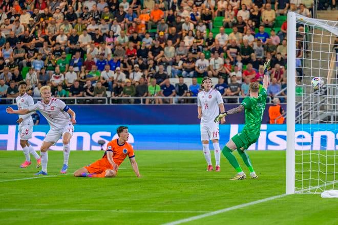Prvý gól Holandska po vlastnom góle Olivera Provstgaarda z Dánska počas zápasu základnej D-skupiny Holandsko - Dánsko na majstrovstvách Európy hráčov do 21 rokov v Prešove-