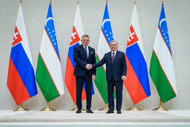 Robert Fico and Shavkat Mirziyoyev in Uzbekistan.