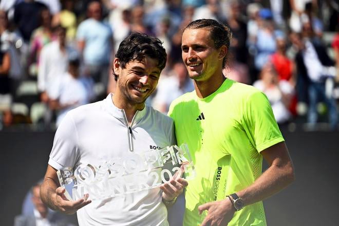 Americký tenista Taylor Fritz (vľavo) oslavuje víťazstvo nad Nemcom Alexandrom Zverevom vo finále mužskej dvojhry na trávnatom turnaji v Stuttgarte 2025.