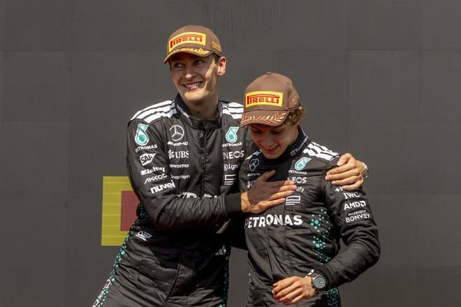 Piloti Mercedesu George Russell a Andrea Kimi Antonelli na pódiu v Kanade.