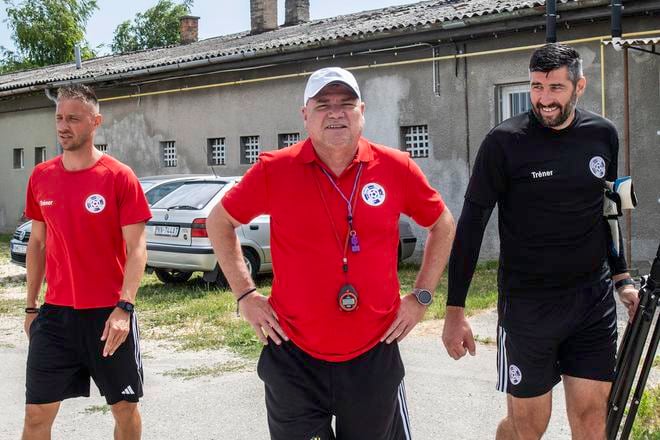 A ide sa na to! V popredí hlavný tréner Komárna Mikuláš Radványi, vľavo asistent Kornel Saláta, vpravo tréner brankárov Ján Novota.
