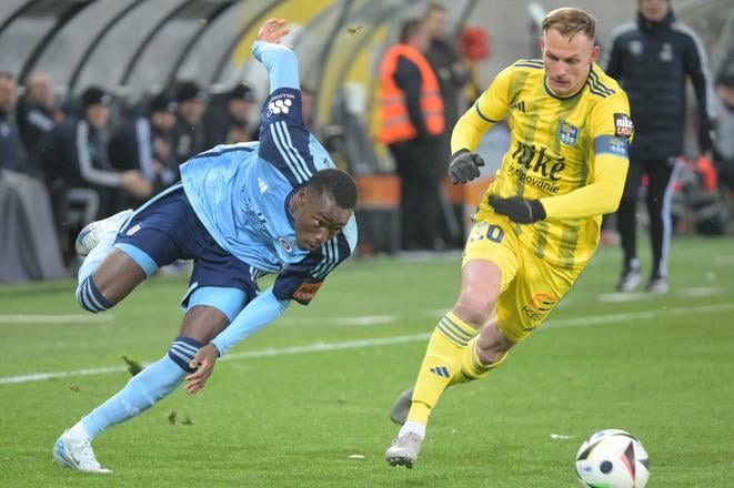 Vpravo Ján Krivák (FC Košice) a vľavo Idjessi Metsoko (ŠK Slovan Bratislava).