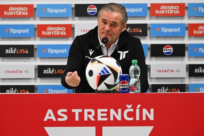 Ivan Galád počas tlačovej konferencie.
