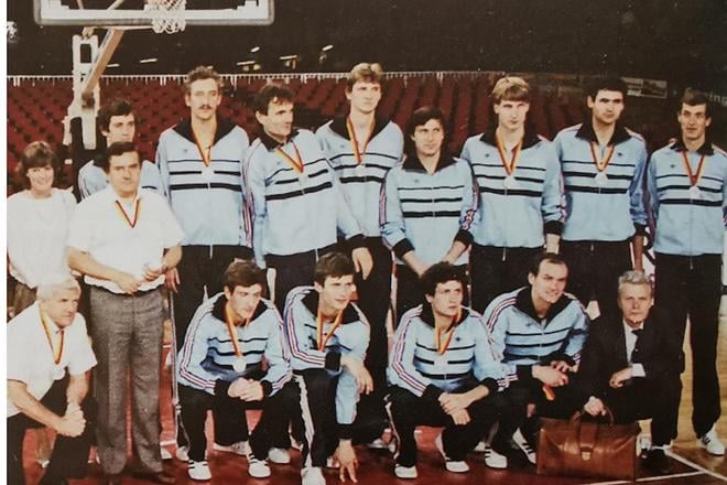 Historická snímka. Basketbalisti Československa so striebrom na ME 1985 v Stuttgarte. V hornom rade (zľava) neznáma tlmočníčka, čiastočne zakrytý Igor Vraniak, pred ním tréner Pavel Petera, Jaroslav Skála, Stanislav Kropilák, Jiří Okáč, Kamil Brabenec, Oto Matický, Leoš Krejčí, Peter Rajniak, dolu (zľava) asistent trénera Lubomír Dobrý, Vladimír Vyoral, Juraj Žuffa, Zdeněk Böhm, Vlastimil Havlík a lekár Vladimír Vrba.