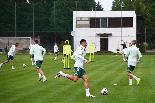 Futbalista Mário Šuver (uprostred) a spoluhráči z MFK Skalica počas začiatku letnej prípravy v Skalici.