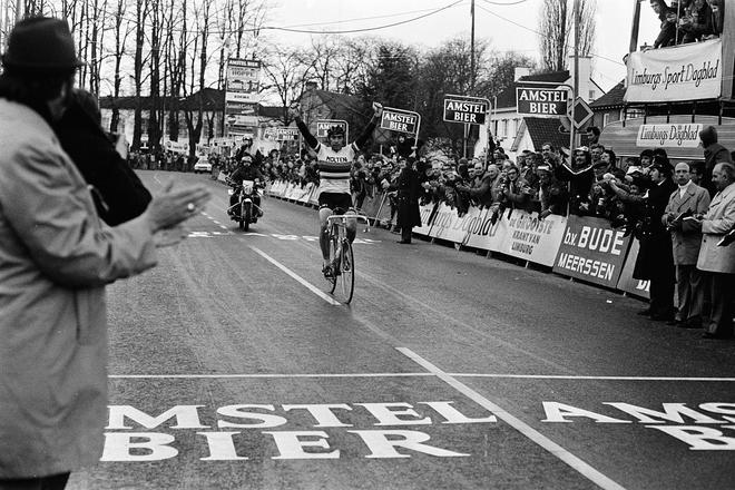 Eddy Merckx vybojoval v kariére 525 víťazstiev. Na snímke víťazí na klasike Amstel Gold Race v roku 1975.