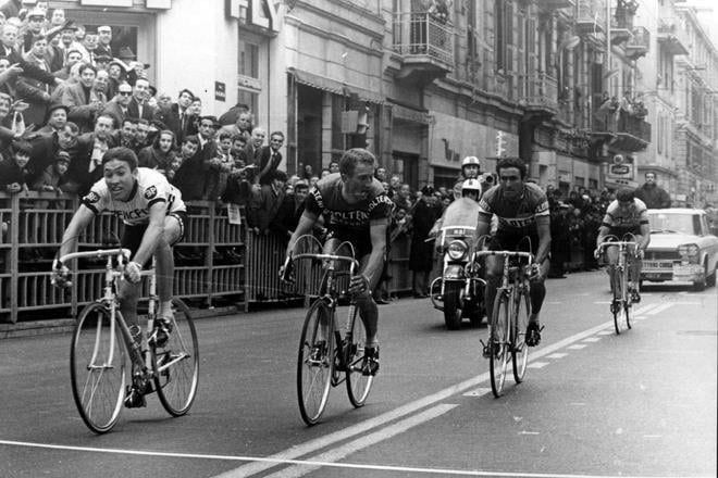 Eddy Merckx (vľavo) víťazí na klasike Miláno - San Remo 1967.