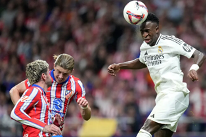 Vinícius Júnior (vpravo) v akcii počas derby medzi Atléticom a Realom Madrid.