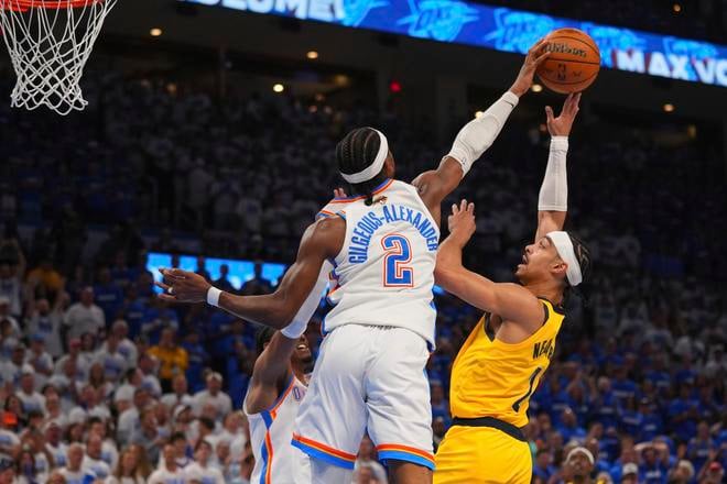 Shai Gilgeous-Alexander z Oklahoma City Thunder (vľavo) blokuje strelu Andrewa Nembharda z Indiany.