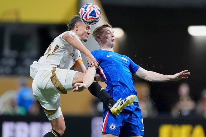 Chelsea's Liam Delap (vpravo) v súboji s Aaronom Longom z Los Angeles FC .