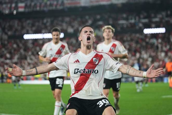 Franco Mastantuono z River Plate oslavuje gól proti Independiente del Valle.