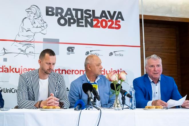 Lúčiaci sa tenista Filip Polášek (zľava), manažér podujatia Marián Vajda a riaditeľ turnaja Bratislava Open Branislav Stankovič .