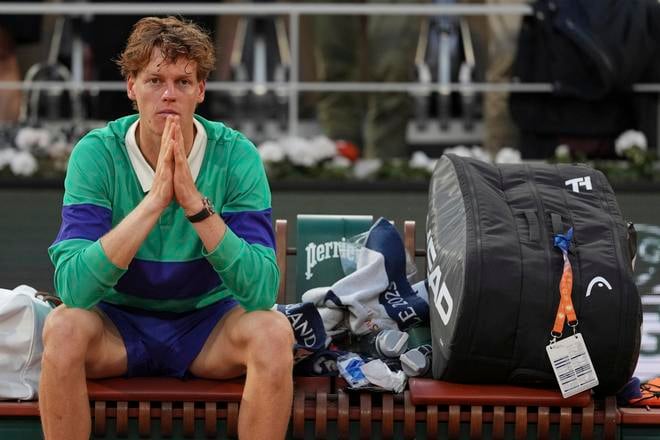 Sklamaný Jannik Sinner po prehre vo finále Roland Garros 2025.