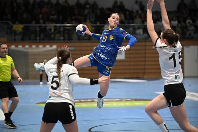 Uprostred hráčka Eliška Desortová (HC DAC) a hráčky Hodonína Laura Víchová (vľavo) a Patrícia Pavelková.