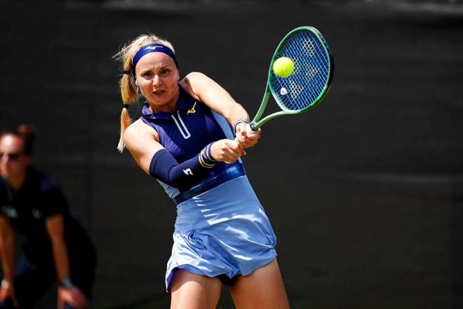 Slovenská tenistka Rebecca Šramková odvracia úder Laury Siegemundovej.