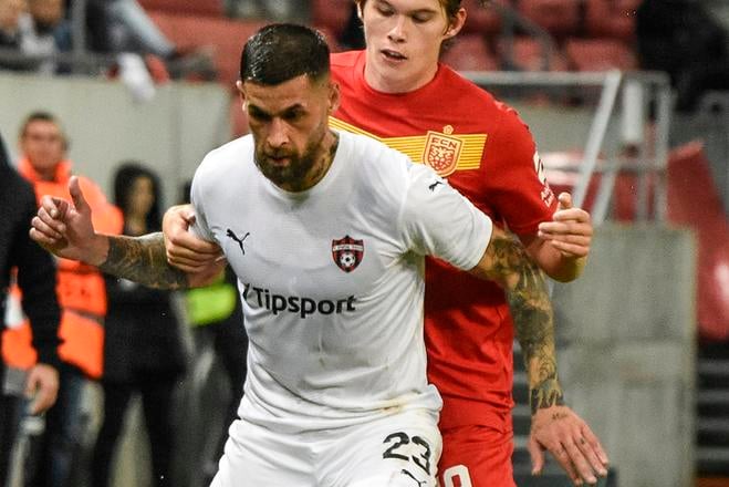 Trnava sa naposledy proti súperovi zo Škandinávie predstavila na jeseň 2023, keď sa v skupinovej fáze Konferenčnej ligy stretla s dánskym FC Nordsjaelland. Na snímke z domáceho zápasu si Erik Daniel kryje loptu pred Lucasom Heyom.