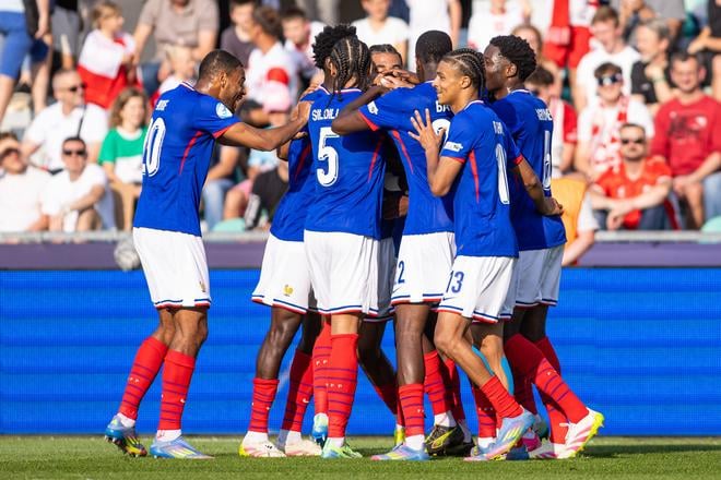Radosť hráčov Francúzska z gólu počas zápasu základnej C-skupiny Francúzsko - Poľsko na majstrovstvách Európy hráčov do 21 rokov v Žiline v utorok 17. júna 2025.