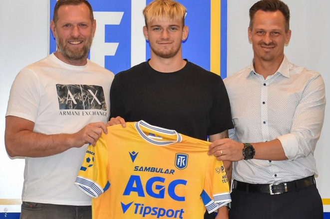 Matej Riznič (v strede) pózuje s dresom FK Teplice.