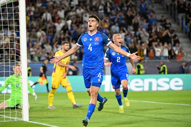 Adam Obert sa teší po strelení gólu počas zápasu základnej A-skupiny Rumunsko -Slovensko na ME do 21 rokov.