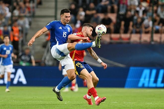 Zľava futbalista Diego Coppola (Taliansko) a hráč Roberto Fernández  (Španielsko) počas zápasu základnej A-skupiny Španielsko - Taliansko na majstrovstvách Európy hráčov do 21 rokov v Trnave v utorok 17. júna 2025.