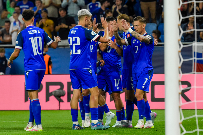 Slovenský tím sa raduje z gólu do siete Rumunska.