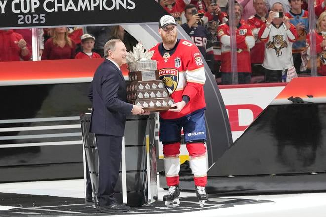 Komisár NHL Gary Bettman odovzdáva Conn Smythe Trophy pre najužitočnejšieho hráča play-off Samovi Bennettovi.
