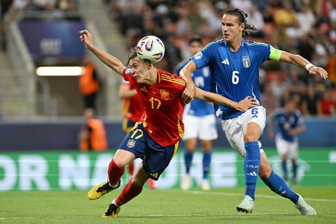 Na snímke vpravo kapitán Talianska Daniele Chilardi a španielsky hráč Jesus Rodríguez.