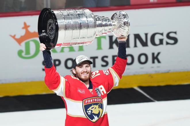 Matthew Tkachuk s pohárom.