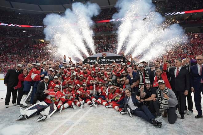 Spoločná fotka Florida Panthers so Stanleyho pohárom.