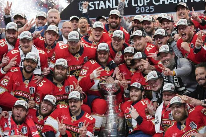 Spoločná fotka Florida Panthers so Stanleyho pohárom.