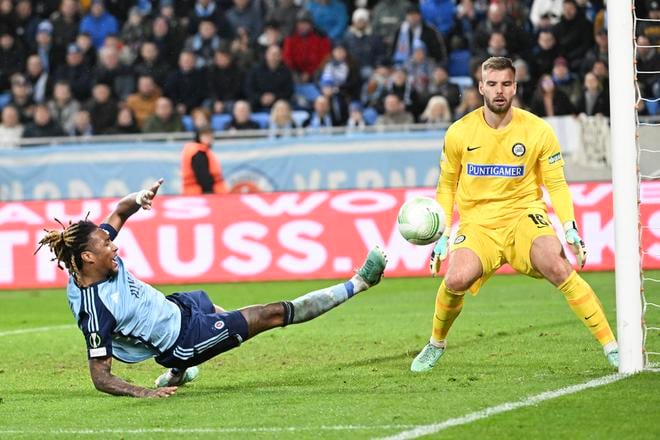Archívna fotografia: Vľavo Cesar Blackman (Slovan) a vpravo brankár Vítězslav Jaroš (Graz).