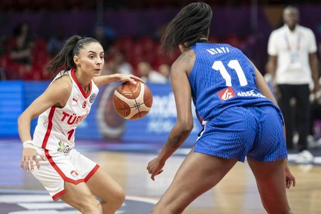 Turecká basketbalistka Alperi Onarová (vľavo) a hráčka Francúzska Valeriane Ayayiová počas zápasu základnej A-skupiny Turecko - Francúzsko na ME v basketbale žien v gréckom meste Pireus.