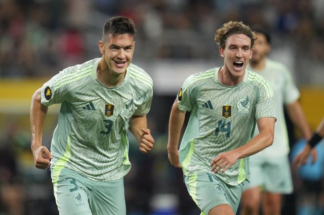 Hráč Mexika Caesar Montes (vľavo) a jeho spoluhráč Marcel Ruiz sa radujú z gólu v druhom vystúpení A-skupiny na Gold Cupe Mexiko -  Surinam.