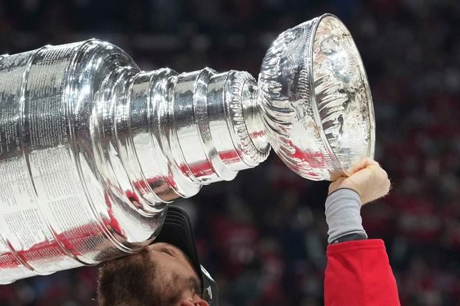 Sam Reinhart bozkáva Stanleyho pohár.