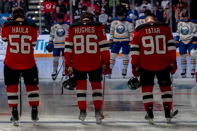 Na snímke sprava slovenský hokejista Tomáš Tatar, Jack Hughes, Erik Haula v drese New Jersey Devils na začiatku sezóny 2024/2025 v Prahe.