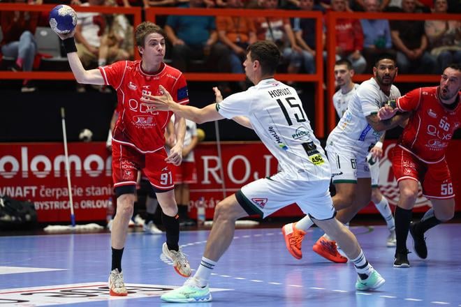 Na snímke zľava v popredí Marian Gardian (Považská Bystrica) a Gašper Horvat (Prešov) vo finále play-off Niké Handball extraligy v hádzanej mužov.