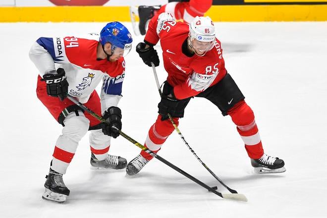 Na snímke Sven Andrighetto (vpravo) v súboji s Čechom Radkom Faksom.