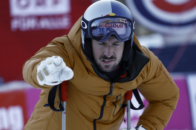 Marcel Hirscher si vizualizuje trať počas prehliadky trate.