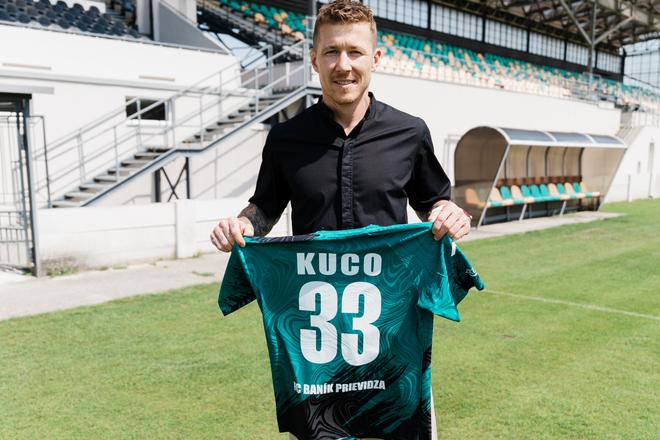 Juraj Kucka s prievidzským dresom.