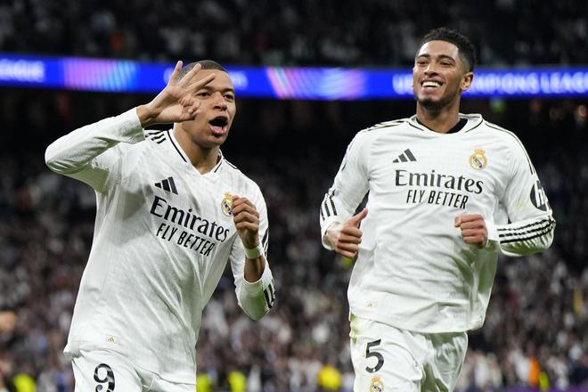 Kylian Mbappe s Judom Bellinghamom oslavuje gól v sieti súpera.