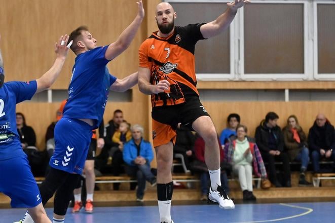Patrik Hruščák (vpravo) začal uplynulú sezónu v drese HK Košice a dohral ju v majstrovskom Tatrane Prešov. Je možné, že v nasledujúcom ročníku Niké Handball extraligy sa objaví na lavičke Košičanov ako tréner.