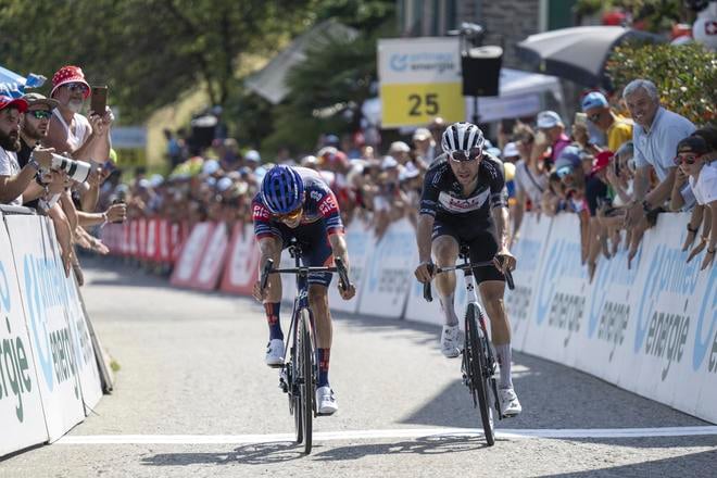 Brit Oscar Onley (vľavo) a Portugalčan Joao Almeida počas finišu v 5. etape Okolo Švajčiarska.