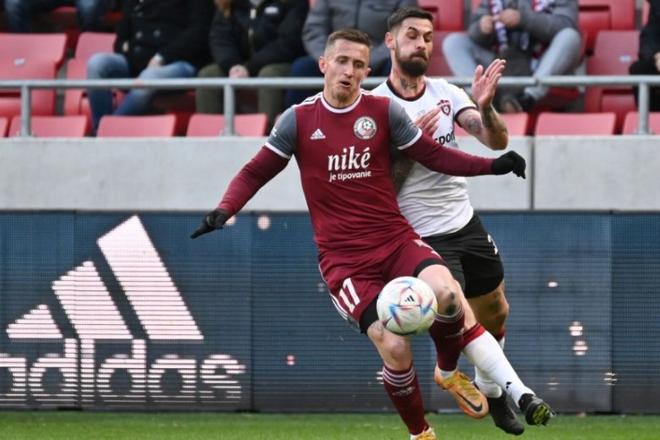 Damián Bariš (vľavo v súboji s Erikom Danielom) mieri po druhý raz v kariére do Skalice.